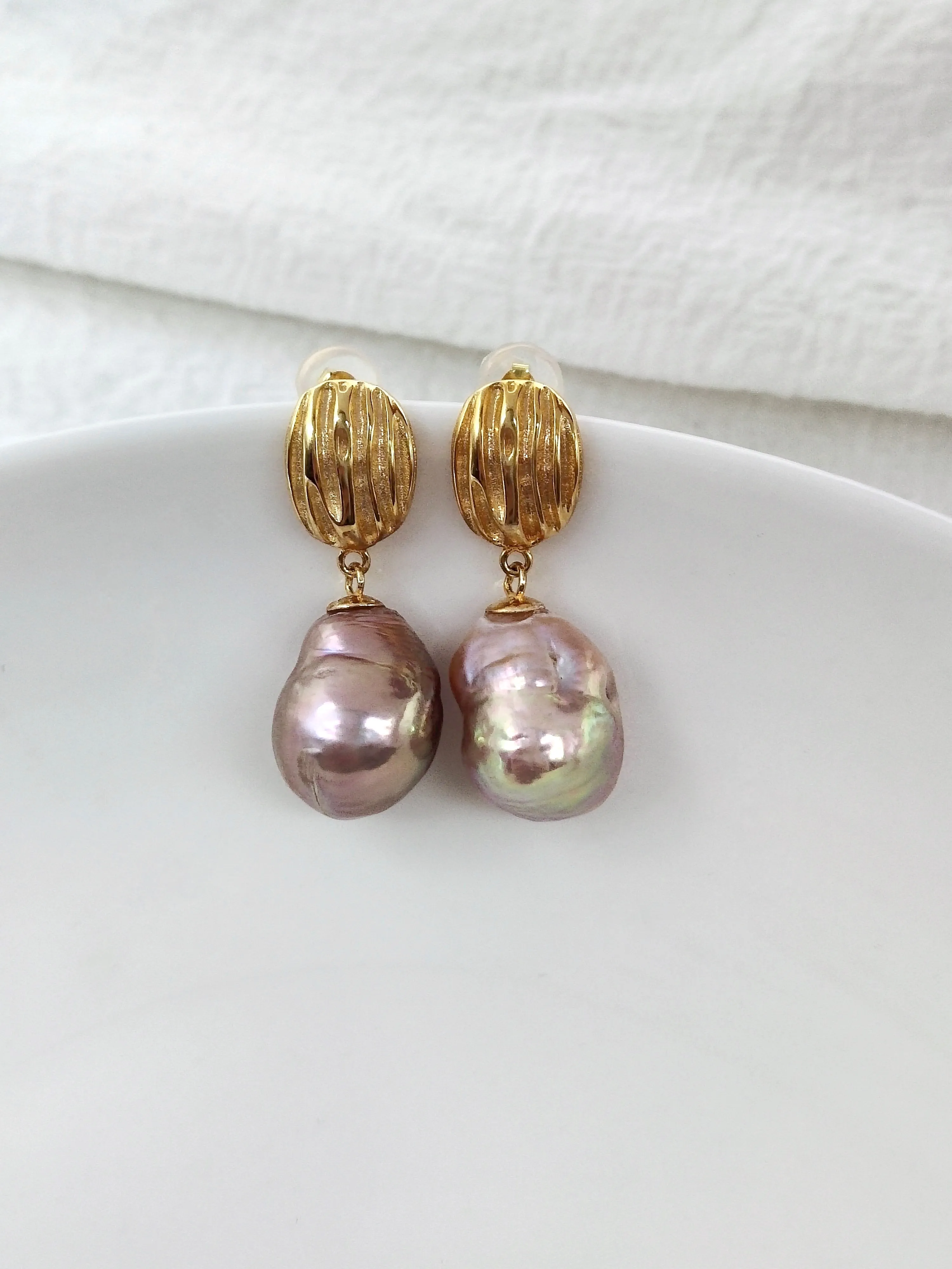 IRIDESCENT FRESH PEARL EARRINGS