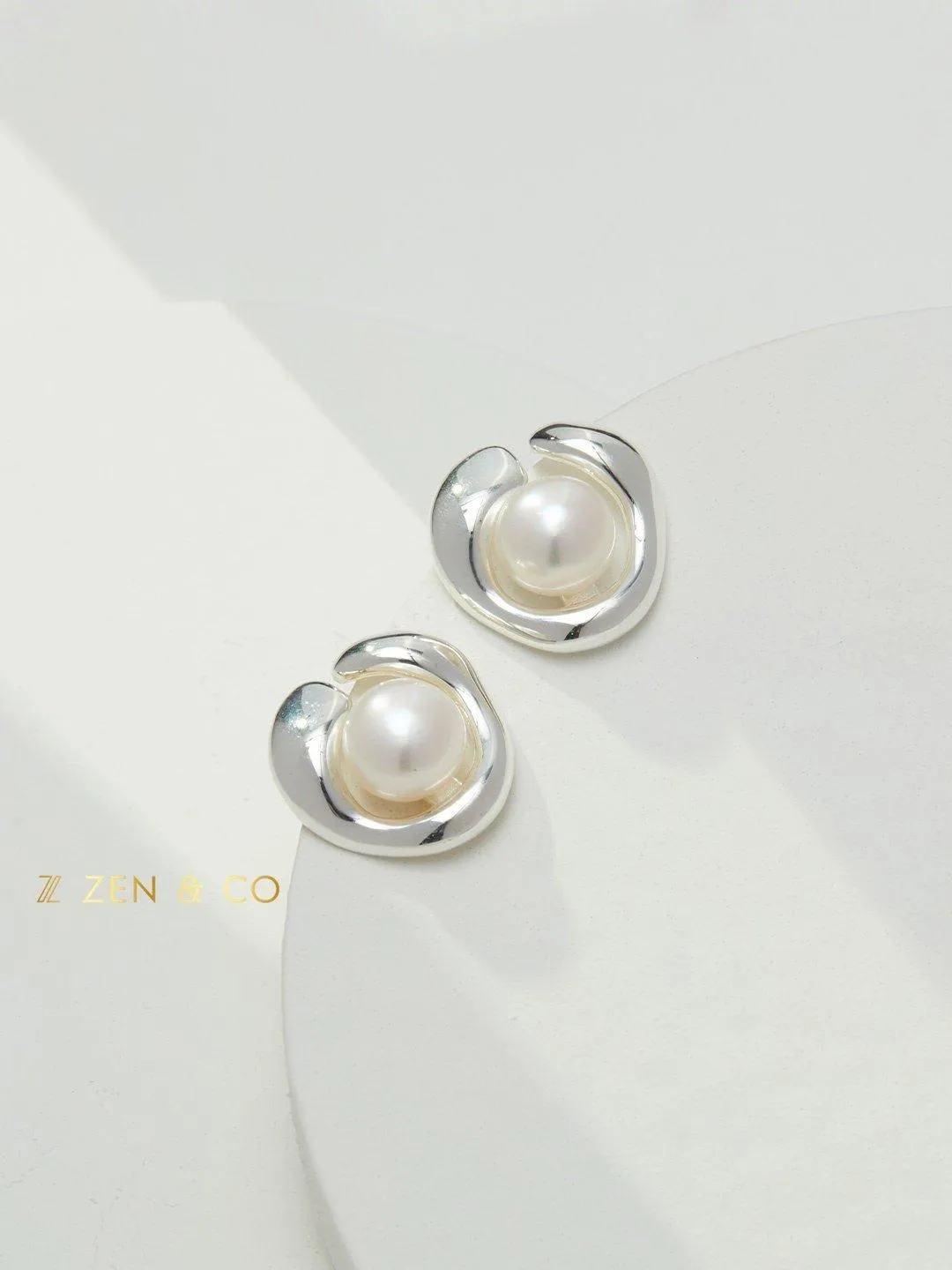NINA Big pearl stud earrings
