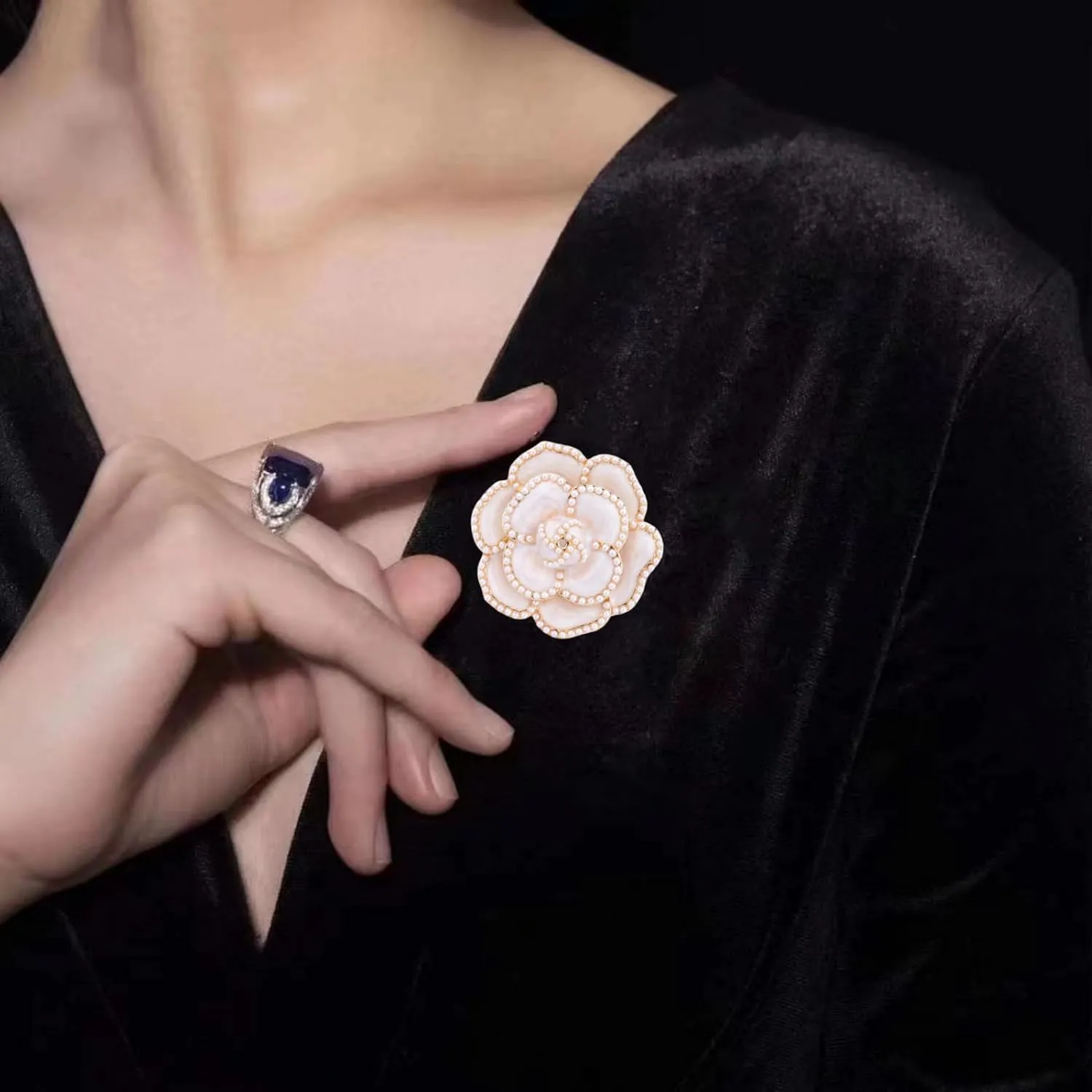Pearl Camellia Brooch Pin for Women Girls Fashion Elegant Botanical Bouquet Vintage Gold Plated Black White Enamel Brooch Lapel Pin Clothing Accessories Birthday Party Valentine's Day Mother's Day Jewelry Gift