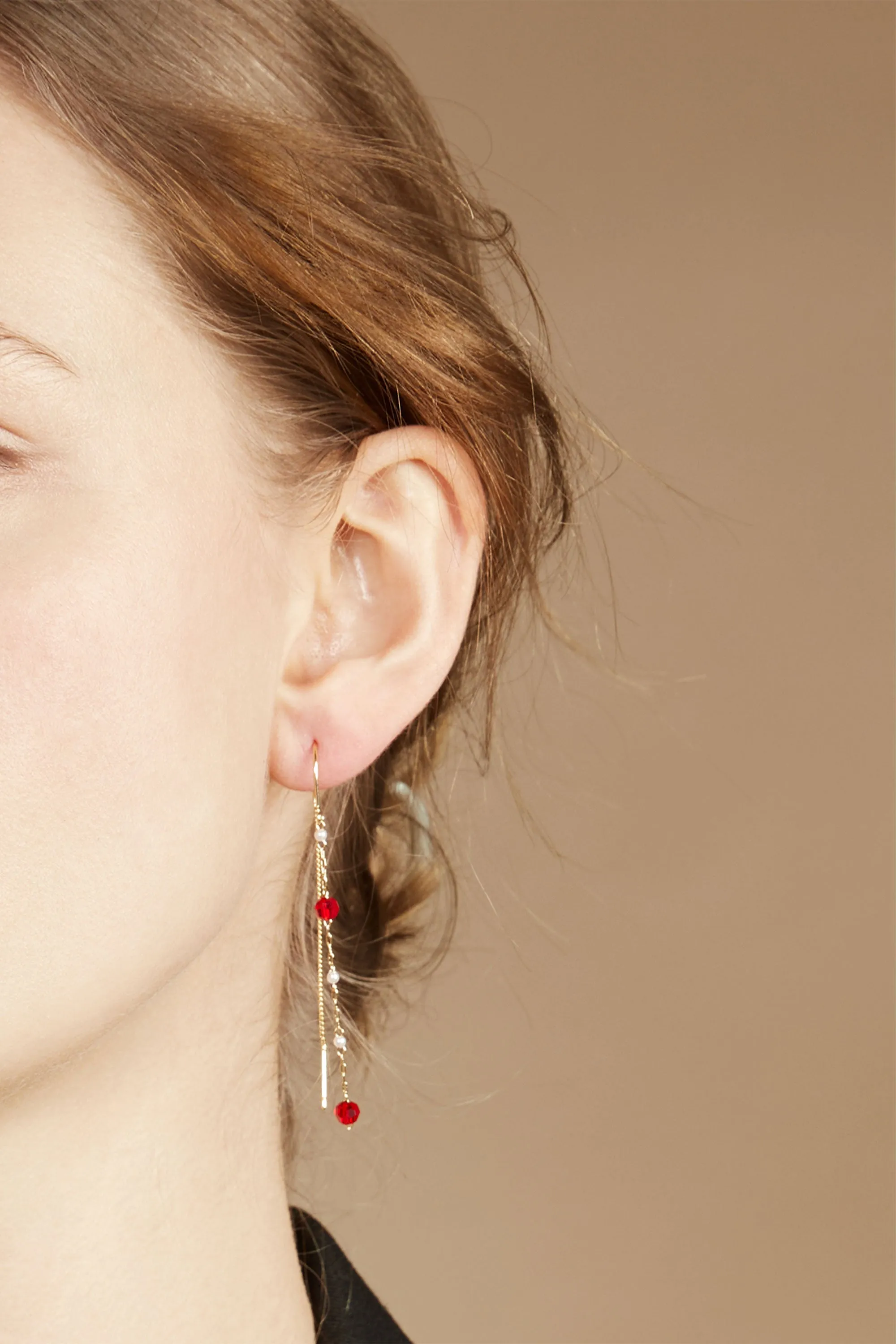 THREADER EARRING WITH RED STONES
