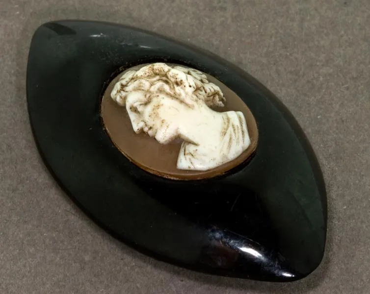 Victorian Whitby jet & shell cameo brooch. pnvc1010(e)